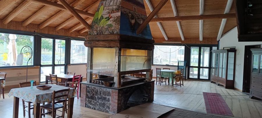 Locale per ristorazione con spazi esterni e forno a legna